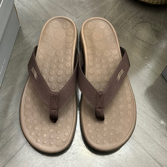 Vionic Wave Toe Post Sandal with Concealed Orthotic Arch Support - Picture 5 of 10